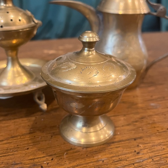 Saudi Arabian engraved brass dallah pot set - 5 pieces - Picture 12 of 12